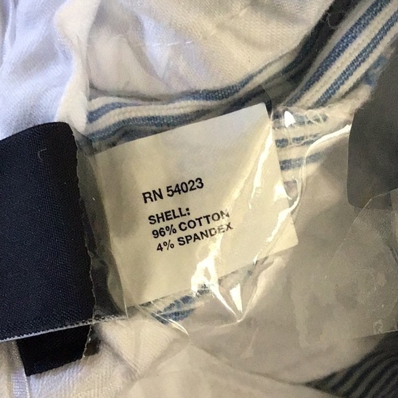 Gap Original stretch almost vintage blue and white seersucker capris. Size 6. - Picture 6 of 7